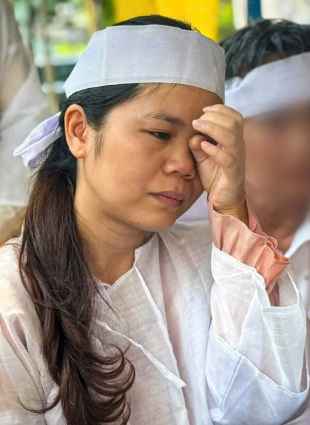 Vợ tài xế bị s:á:t h:ạ:i ở Quảng Trị bật khóc khi nhận sự sẻ chia: Hình ảnh s:ưng mắt, bơ phờ trong t:ang lễ khiến ai nhìn cũng xót xa…