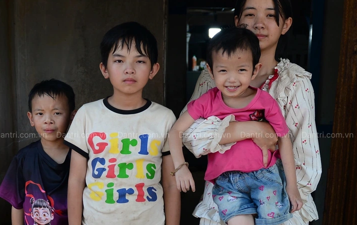 Vụ bé gái 16 tuổi nuôi 3 em nhỏ nhận được 4,5 tỷ đồng: Có nên kêu mẹ ruột về chăm sóc cho các em?