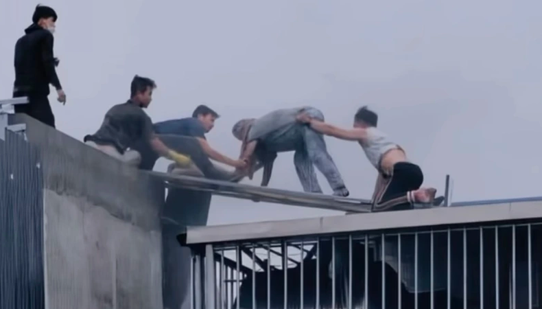 Danh tính “người hùng áo đen” phá tôn cứu người ở Hà Nội được hé lộ: Làm xong lặng lẽ rời đi, nói một câu khiến ai cũng nể!