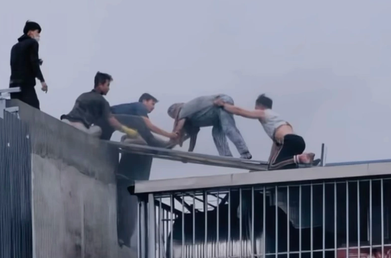 Danh tính “người hùng áo đen” phá tôn cứu người ở Hà Nội được hé lộ: Làm xong lặng lẽ rời đi, nói một câu khiến ai cũng nể!