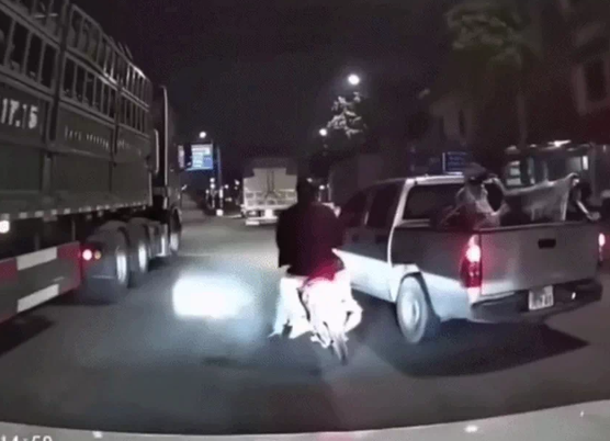 Vụ tài xế cố tình chèn ép xe máy: Người đàn ông bỗng rơi vào cảnh khốn khổ vì bị hiểu lầm, sự thật phía sau khiến nhiều người ngỡ ngàng!