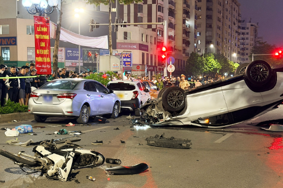 Clip vụ Lexus tông hàng loạt xe ở Hà Nội hé lộ tình tiết rùng mình: Xem xong ai cũng sốc nặng!