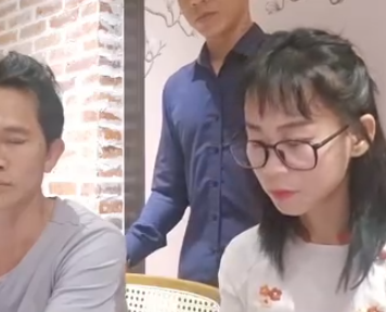 Cuối cùng người nhà chị Tym cũng không thể im lặng: Quyết đứng ra nói hết sự thật, chị Tym ngồi kế bên mà không dám ngẩng cao đầu, suốt buổi chỉ cúi gầm mặt