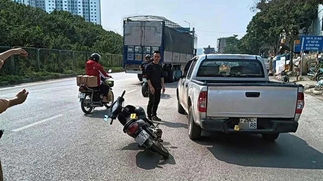 Dựng lại hiện trường vụ xe bán tải suýt đẩy 3 người vào gầm xe đầu kéo: Xem lại từng khoảnh khắc mà ai cũng tức điên!