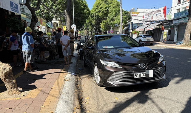 Người phụ nữ ngoài 70 tuổi bất ngờ bị cuốn vào gầm ô tô khi đang đi bộ, camera ghi lại diễn biến khó hiểu khiến ai xem cũng lạnh người!