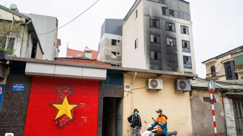 Cận cảnh “chuồng cọp” kín mít trong vụ cháy nhà 6 tầng ở Lĩnh Nam: Bịt kín thế này mà vẫn thoát chết, đúng là kỳ tích!