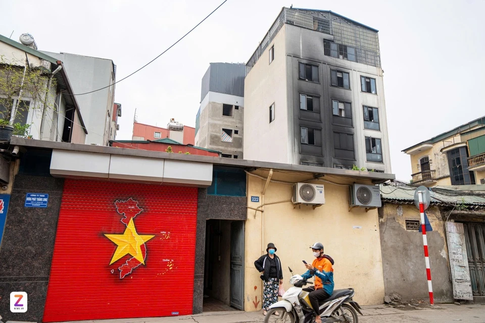 Cận cảnh “chuồng cọp” kín mít trong vụ cháy nhà 6 tầng ở Lĩnh Nam: Bịt kín thế này mà vẫn thoát chết, đúng là kỳ tích!