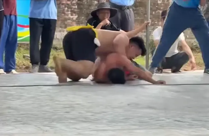 Bác sĩ chỉ rõ “tử huyệt” khiến đô vật tử vong trên sới hội làng: Chỉ cần lệch một nhịp là có thể trả giá bằng mạng sống!