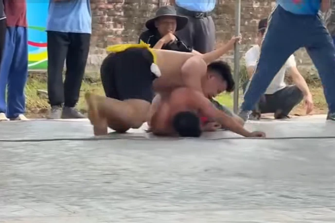 Bác sĩ chỉ rõ “tử huyệt” khiến đô vật tử vong trên sới hội làng: Chỉ cần lệch một nhịp là có thể trả giá bằng mạng sống!