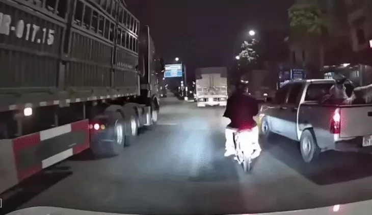 Ô tô chèn ép khiến xe máy chở trẻ em ngã ra đường, suýt lọt ngay dưới gầm xe tải: Xem clip mà ai cũng bức xúc tột độ!