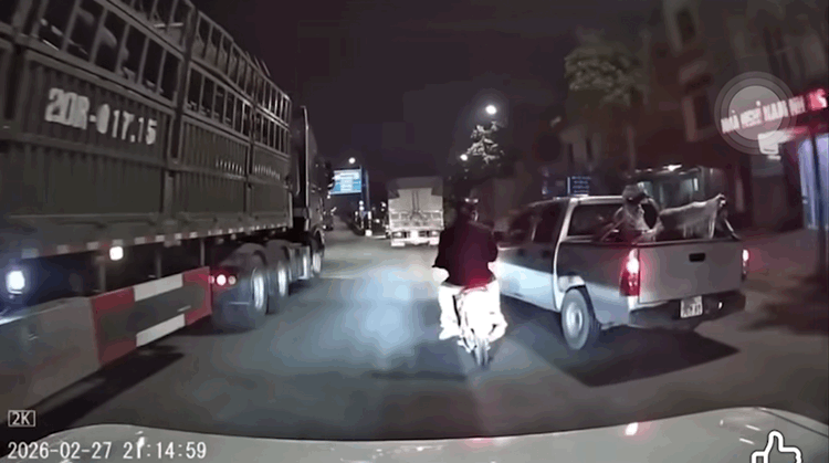 Ô tô bán tải tạt đầu xe máy khiến 3 người suýt lao vào gầm xe tải: Lộ khung hình phạt tài xế có thể đối diện, nghe mà thấy nặng chứ không hề đùa!