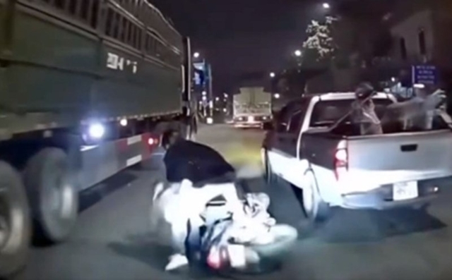 Rõ nguồn cơn vụ bán tải chèn ngã cả gia đình đi xe máy: Tài xế “nóng máu” chỉ vì một câu nói của người chồng?