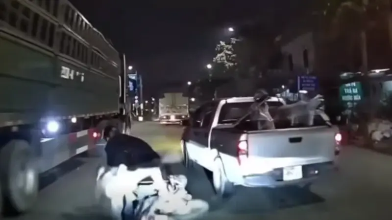 Vụ tài xế bán tải “tạt đầu” chèn ngã 3 người đi xe máy ở Hà Nội: Chuyên gia pháp lý nhận định có dấu hiệu vi phạm nghiêm trọng, cần xử lý thật nghiêm minh để răn đe!