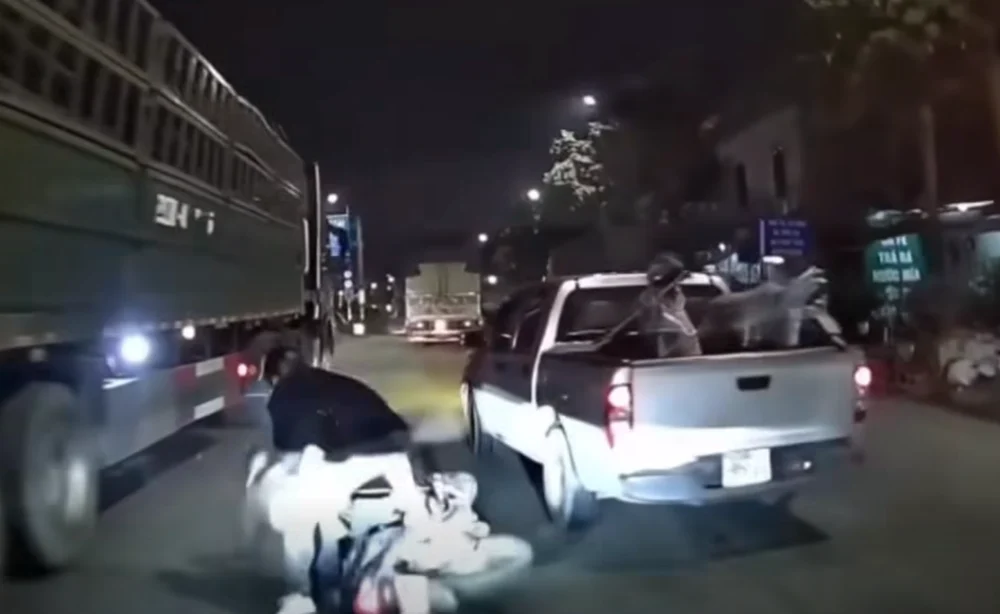 Vụ tài xế bán tải “tạt đầu” chèn ngã 3 người đi xe máy ở Hà Nội: Chuyên gia pháp lý nhận định có dấu hiệu vi phạm nghiêm trọng, cần xử lý thật nghiêm minh để răn đe!