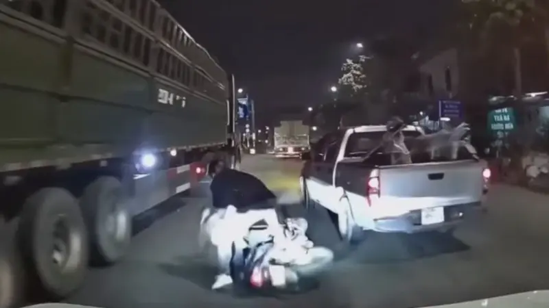 CQCN truy gắt tài xế ô tô bán tải chèn ép vợ chồng đi xe máy ngã xuống đường