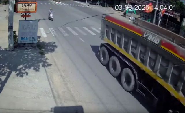 Phẫn nộ clip xe tải kéo đứt dây điện, “quật” ngã người đi đường rồi ngang nhiên bỏ chạy: Hành vi quá coi thường tính mạng khiến ai xem cũng sôi máu!