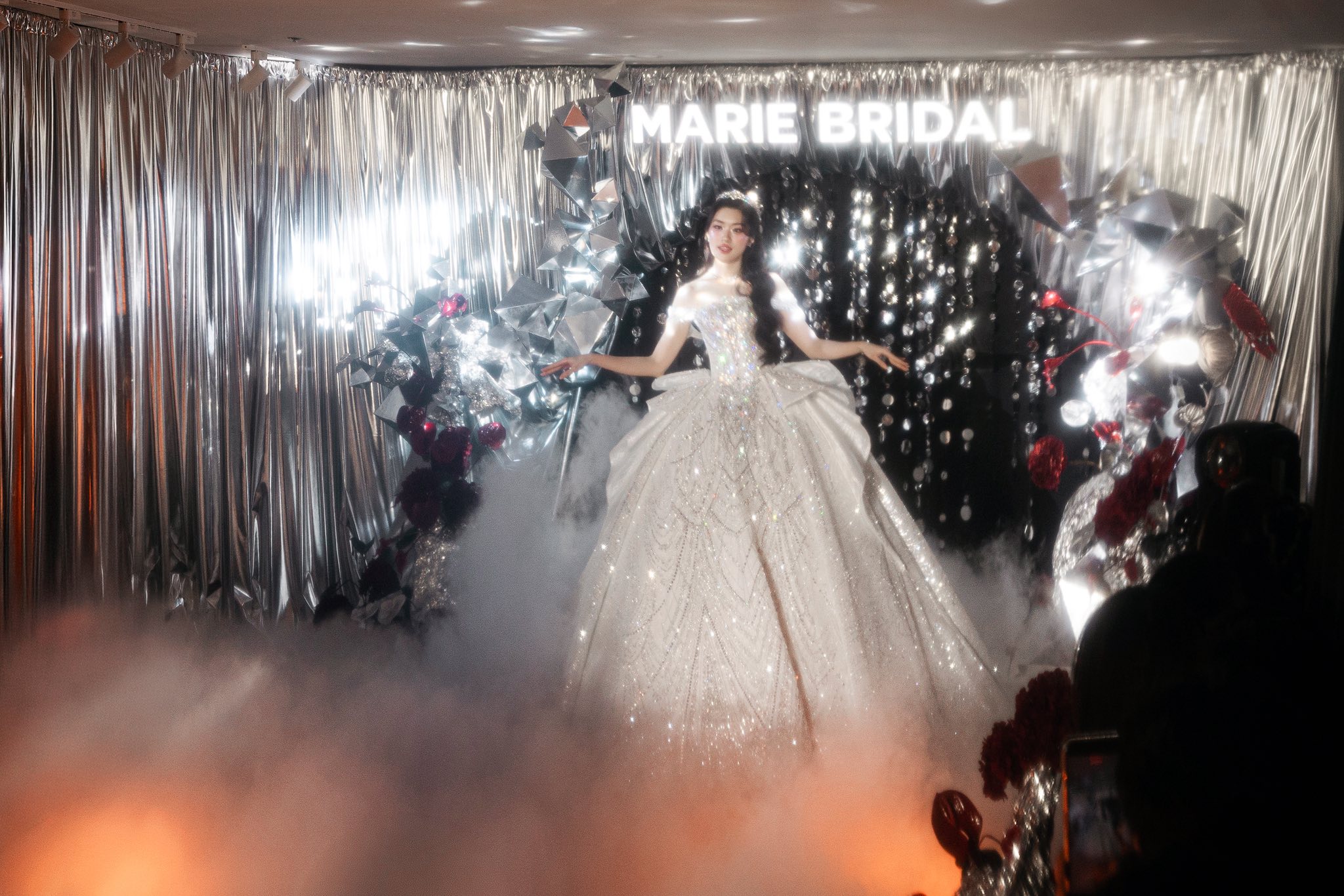 Mới đăng quang chưa nóng, Hoa hậu Phương Oanh catwalk sàn lớn: Thần thái như người mẫu nghiệp dư, netizen bức xúc!