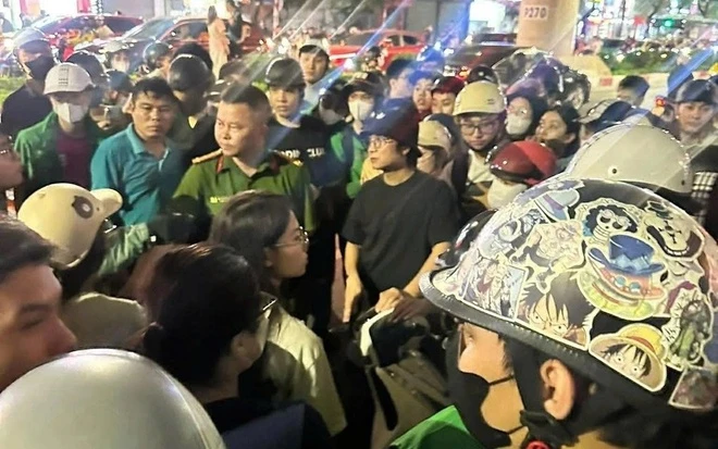 Nữ tài xế Grab bị hành hung chảy máu đầu trên đường Xuân Thủy – Hà Nội: Gục xuống ven đường, ai cũng phẫn nộ!