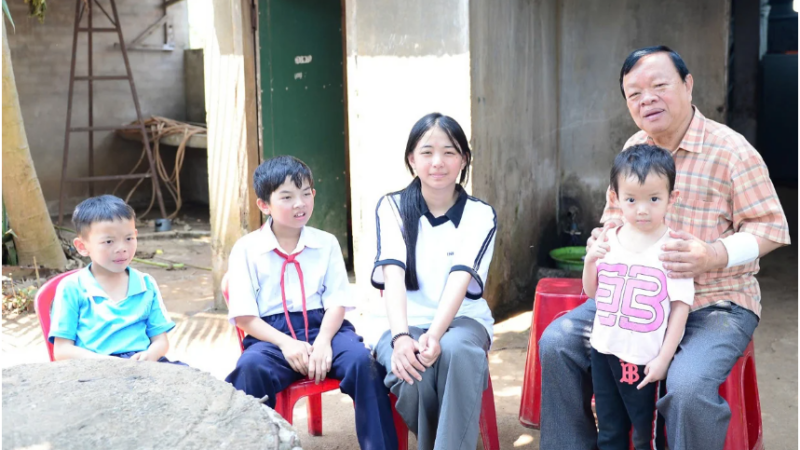 Bé gái 16 tuổi được hỗ trợ gần 4,5 tỷ: “Con muốn có cái nhà mới ở gần nhà dì Lệ”