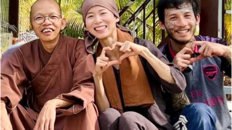 Bạn trai Duy Anh chưởi thẳng vào mặt Mỹ Thoa ( Tym ), bênh vực thầy Thích Nhuận Đạt hết mực: Chính cô ta là người khiến cho thầy phải xả giới