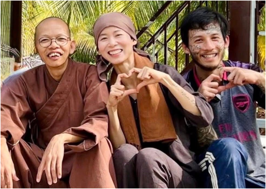 Bạn trai Duy Anh chưởi thẳng vào mặt Mỹ Thoa ( Tym ), bênh vực thầy Thích Nhuận Đạt hết mực: Chính cô ta là người khiến cho thầy phải xả giới