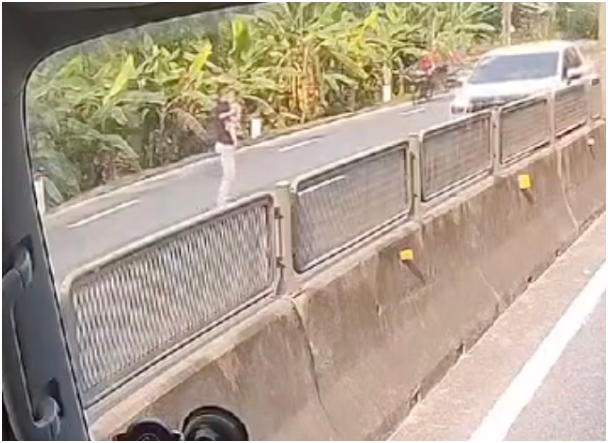 Gia đình cháu gái đã liên hệ được với tài xế lao ra cứu bé ở Quốc lộ! Chỉ 1 câu nói khiến ai cũng xúc động