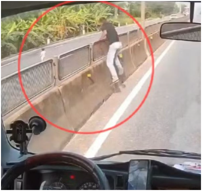 Tài xế cứu bé gái không nỡ quát vì hoàn cảnh đặc biệt của cháu: Nghĩ mà thương quá…