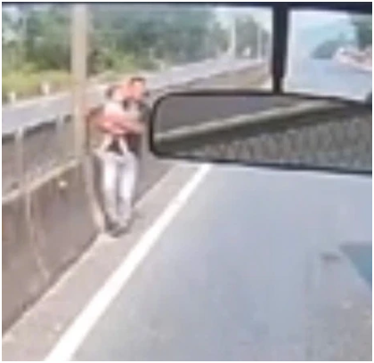 Vụ nam tài xế bỏ xe lao qua dải phân cách cứu bé gái 1 tuổi: Hành vi dừng xe giữa đường có bị xử lý không? CSGT đã lên tiếng nói rõ