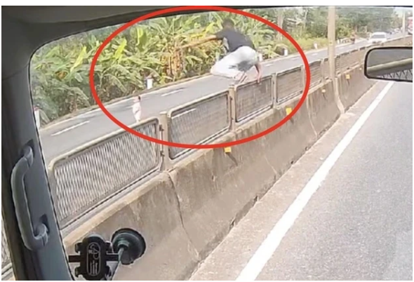 CA vào cuộc vụ tài xế bỏ xe, lao qua dải phân cách cứu bé gái giữa quốc lộ: Làm 1 hành động khiến ai cũng mừng cho anh tài xế