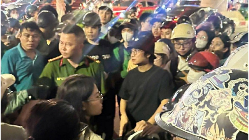 B:ức x:úc vụ nữ tài xế Grab bị đ::á:nh gục trên đường ở Hà Nội, 2 người liên quan bị đưa về trụ sở công an là ai?