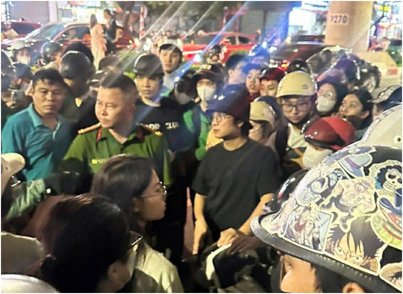 B:ức x:úc vụ nữ tài xế Grab bị đ::á:nh gục trên đường ở Hà Nội, 2 người liên quan bị đưa về trụ sở công an là ai?