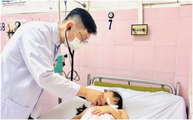 Số trẻ nhập viện điều trị tiếp tục tăng vụ học sinh TP HCM nghi ng::ộ đ:ộ:c thực phẩm: Thương các em quá