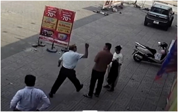 Hé l:ộ nguyên nhân vụ tài xế cầm gạch hà::nh hu::ng đôi vợ chồng ở Nghệ An: Hành động này không thể chấp nhận nổi