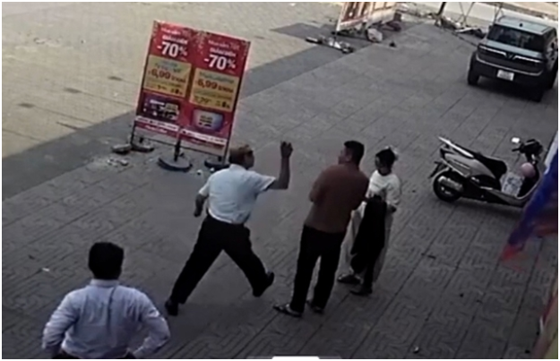 Rõ lời giải thích của tài xế dùng gạch t:ấn cô:;ng vợ chồng hành khách: “Càng nói càng thấy sai”