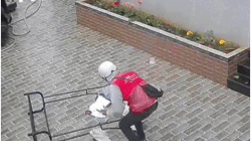 Giao hàng nhưng khách không có ở nhà, nam shipper bị chủ nhà cắt camera an ninh ra đăng khắp nơi: Tự dưng mình được nổi tiếng luôn