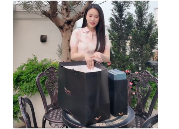 Rõ danh tính nữ MC xinh nhất VTV ở dinh thự 9 tầng: Đồ nội thất đắt đỏ, còn bị soi 1 chi tiết không ngờ tới