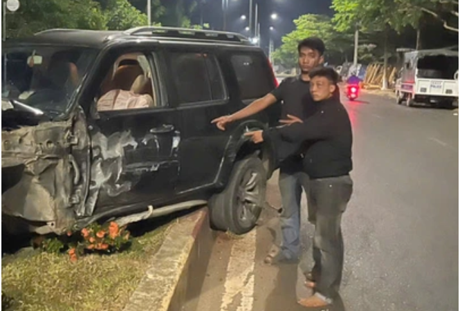 Không biết lái xe nhưng vẫn trộm ô tô: Hai thanh niên gây t:ai nạ:n rồi trèo lên cây để trốn