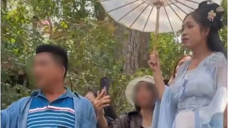 Cô Long khóc nức nở khi bị khách chưởi là làm ăn sống nhăn: “Mình buồn lắm các bạn, mình đâu phải con rối đâu”