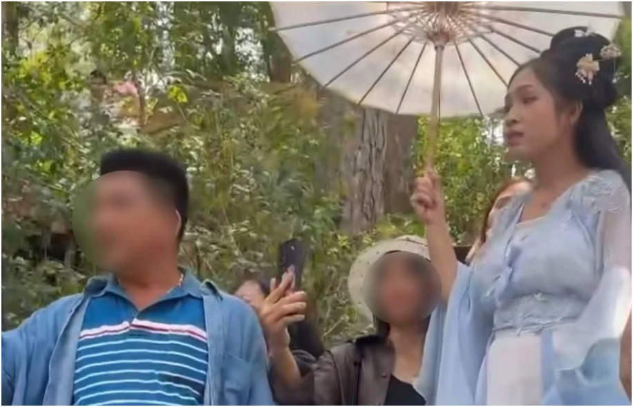 Cô Long khóc nức nở khi bị khách chưởi là làm ăn sống nhăn: “Mình buồn lắm các bạn, mình đâu phải con rối đâu”