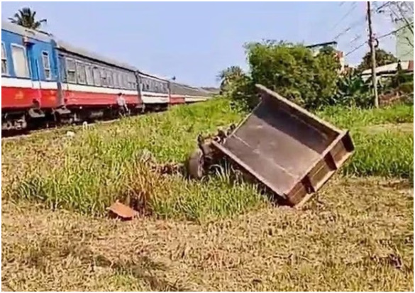 3 ông cháu thư:ơ:ng v:o:ng sau khi vượt đường sắt bằng công nông, camera ghi lại cảnh xe văng chục mét: Xót xa quá