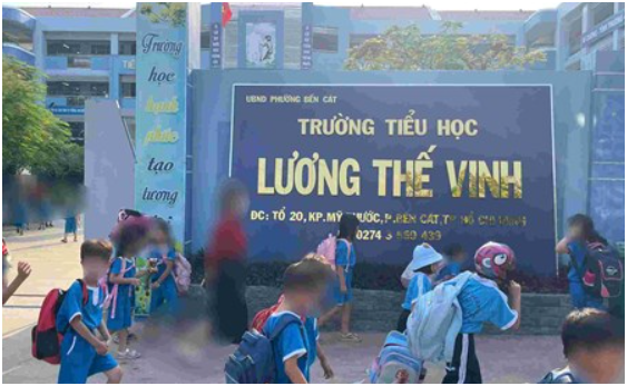 B:ức x:úc quá: Cô giáo phạt học sinh tự dùng ki:m ti:êm ch:ích vào tay, không thể chấp nhận được