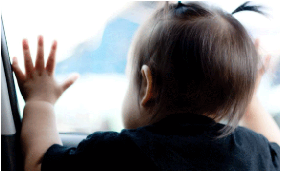 Bố đưa con gái 2 tuổi đi học rồi bỏ quên trên xe khiến bé t:uvo:ng: Rõ nguồn cơn sự việc, quá bức xúc