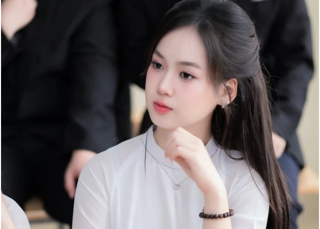 Nguyễn Lê Hiền Mai: Thủ khoa khối A00 nay ở căn hộ cao cấp, có cả trợ lý riêng? Em làm việc gì mà lắm tiền thế?