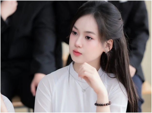 Nguyễn Lê Hiền Mai: Thủ khoa khối A00 nay ở căn hộ cao cấp, có cả trợ lý riêng? Em làm việc gì mà lắm tiền thế?