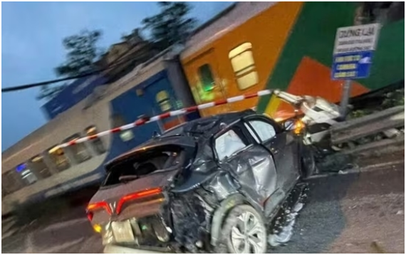 Rõ khoảnh khắc ô tô con kẹt trên đường ray, bị tàu hỏa tông biế:n dạ:ng: Tình hình tài xế hiện tại thế nào?