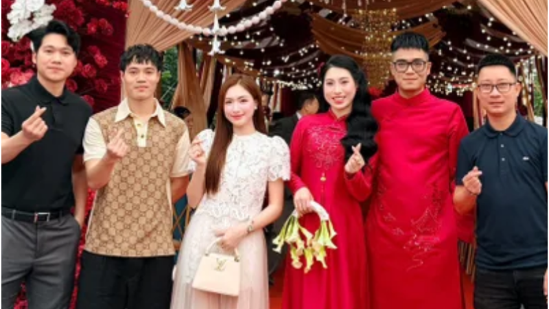 Rõ phản ứng của gia đình Văn Toàn khi gặp Hòa Minzy: Đáng chú ý nhất là mẹ của nam cầu thủ