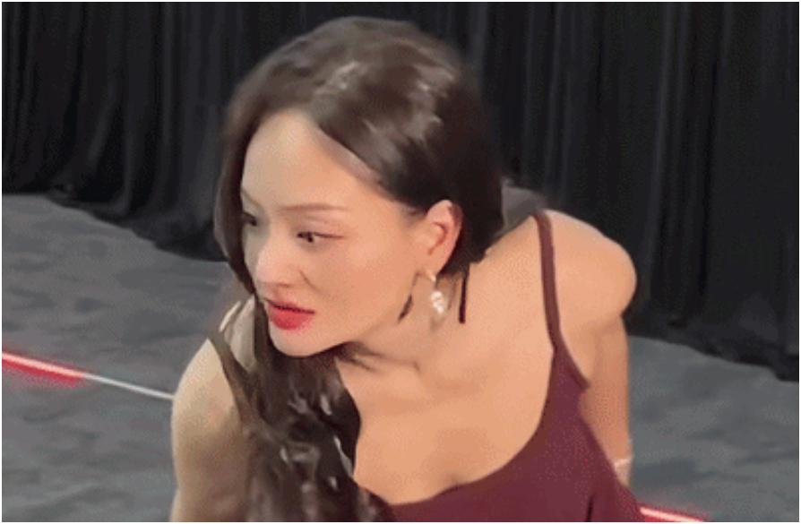 Lan Phương có biểu hiện cực lạ: Rất dữ tợn, vừa la, vừa hét khiến ai cũng hoảng sợ và giật mình