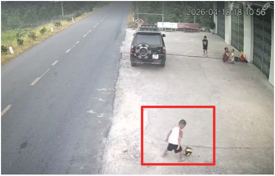 Xôn xao vụ việc bé trai đá bóng ra đường va trúng 1 người đàn ông gây t:uvo*g? Đau thương quá