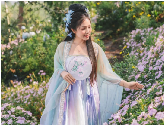 Xôn xao tin đồn cô Long sắp đi lấy chồng, l:ộ ảnh bên 1 ca sĩ? Danh tính vị phu quân bí ẩn của chị ấy?