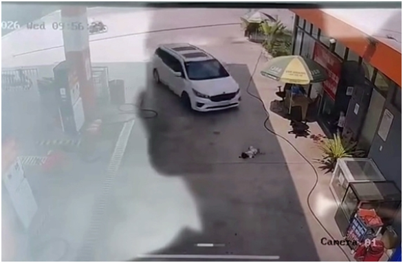 Trích xuất camera vụ bé gái 2 tuổi bị ô tô c::á:n khi nằm chơi ở cây xăng: Xót xa quá